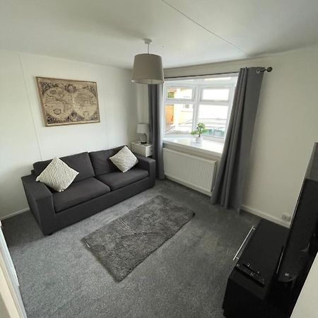 1-Bedroom Semi-Detached Chalet In Uddingston, Glasgow Exteriér fotografie